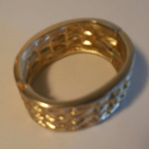VINTAGE GOLD TONE TEXTURED BASKET WEAVE HINGED BANGLE BRACELET WIDE 1.25" - Picture 4 of 7